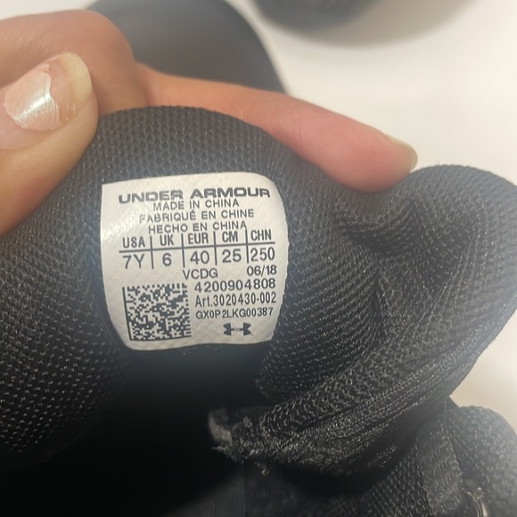 Men’s black Under Armor shoes - Picture 6 of 7